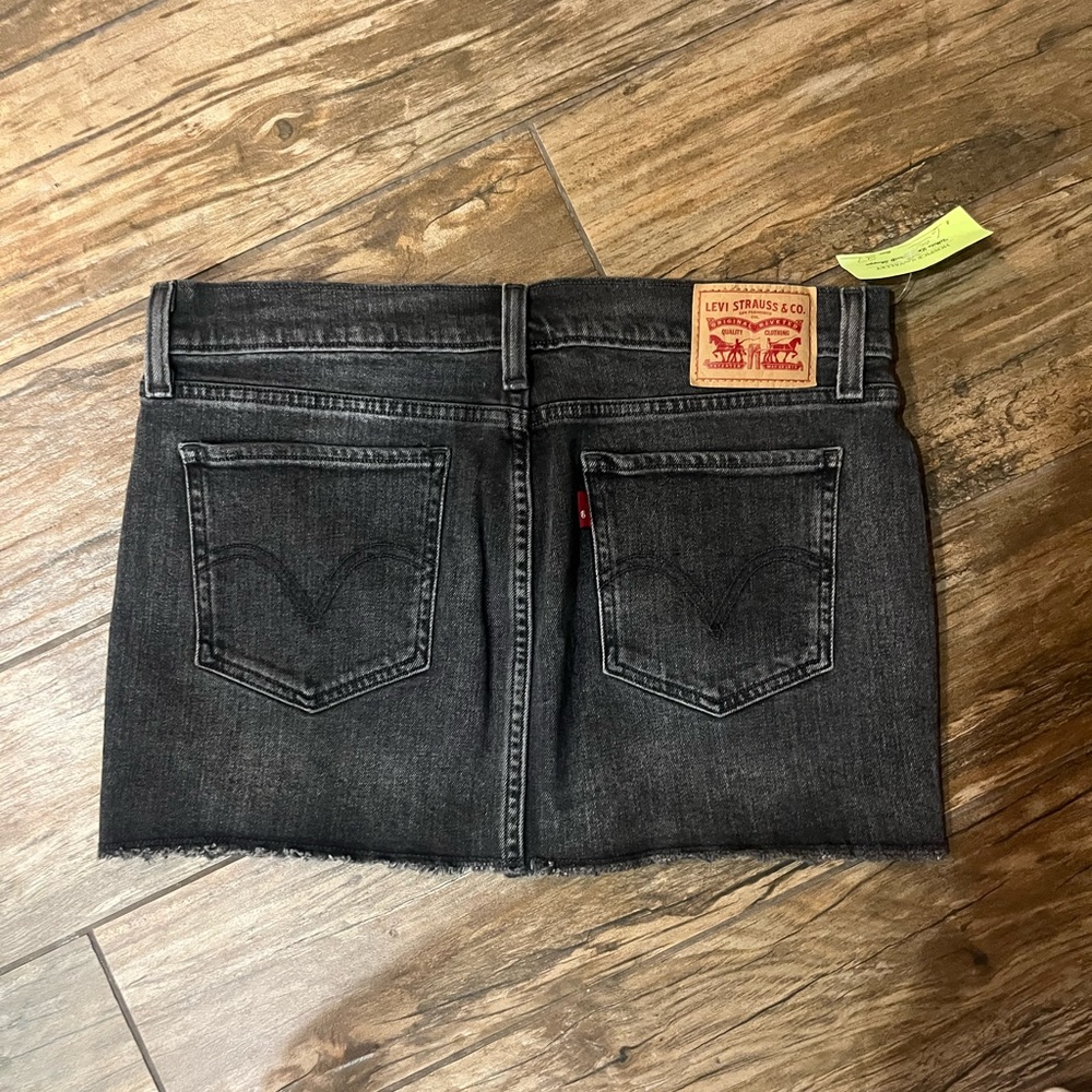 Levi’s black mini skirt 27”